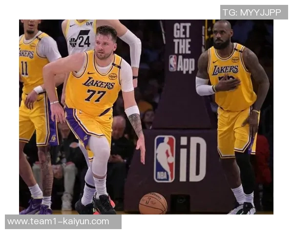 詹姆斯本赛季表现低迷球权到手立刻传给东契奇 詹姆斯本赛季表现低迷球权到手立刻传给东契奇