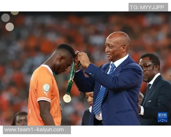 姆巴佩亲临非洲足球盛宴与非洲足联主席莫特塞佩同框合影留念